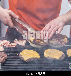 Hamburger di manzo pronti a servire il cibo in stallo. Foto Stock