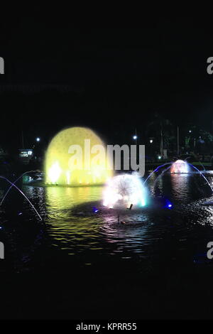 Musical fontana danzante in Rizal Park-Liwasang Rizal ritenuto come il più grande nel paese detiene una mostra delle acque soaring up-palle di fuoco-acqua rocke Foto Stock