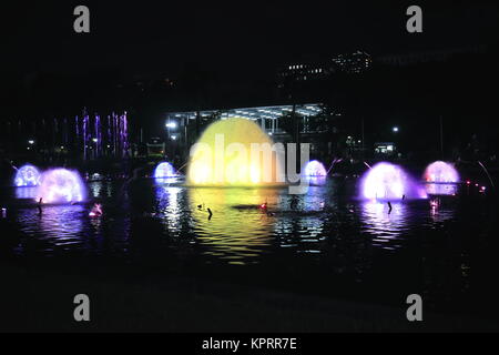 Musical fontana danzante in Rizal Park-Liwasang Rizal ritenuto come il più grande nel paese detiene una mostra delle acque soaring up-palle di fuoco-acqua rocke Foto Stock