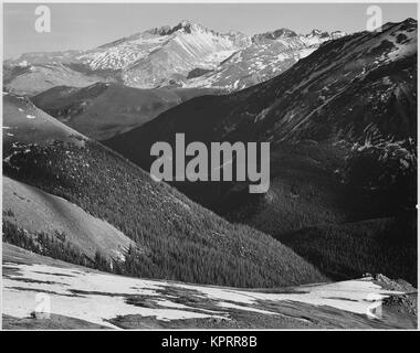 Chiudere in vista scuro sulle colline di shadowing in primo piano le montagne sullo sfondo 'lungo il picco di Rocky Mountain National Park' Colorado. 1933 - 1942 Foto Stock