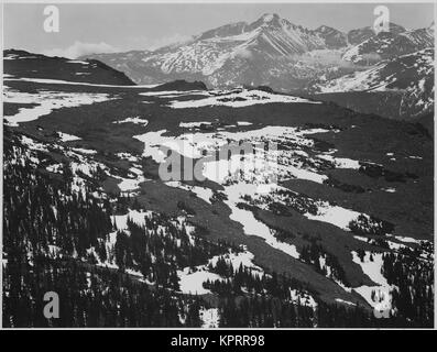 Vista di altopiano coperto di neve montagna in background 'lungo il picco di Rocky Mountain National Park' Colorado. 1933 - 1942 Foto Stock