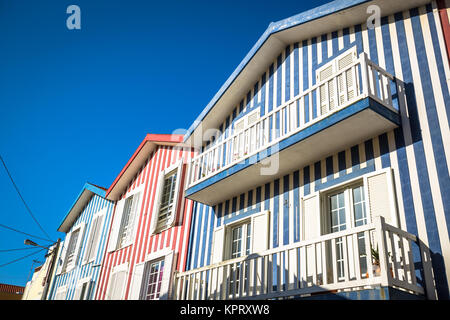 A strisce colorate case di pescatori in blu e rosso,costa nova,Aveiro, Portogallo Foto Stock