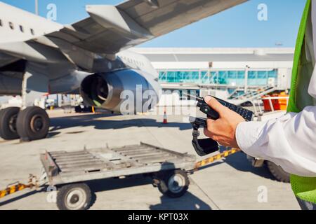 Il personale di terra preparando il passeggero aereo prima di volo. Foto Stock