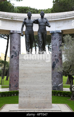 NETTUNO - aprile 06: la statua in bronzo di due fratelli in armi della American Cimitero militare di Nettuno in Italia, Aprile 06, 2015 In Nettuno, Italia. Foto Stock