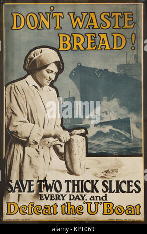 Non spreca il pane! Salvare due fette spesse di ogni giorno e la sconfitta della U-boat. Poster da 1917 da uno sconosciuto American Illustrator sul display all'esposizione di poster e nel South Bohemian Gallery (Alšova jihočeská galerie) in Hluboká nad Vltavou in Boemia del Sud, Repubblica Ceca. La mostra dedicata al poster del tempo della prima guerra mondiale viene eseguito fino al 1 ottobre 2017. Foto Stock