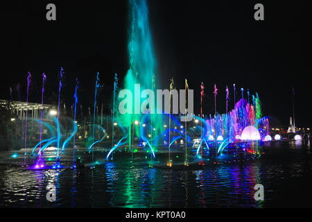 Musical fontana danzante in Rizal Park-Liwasang Rizal ritenuto come il più grande nel paese detiene una mostra delle acque soaring up-palle di fuoco-acqua rocke Foto Stock