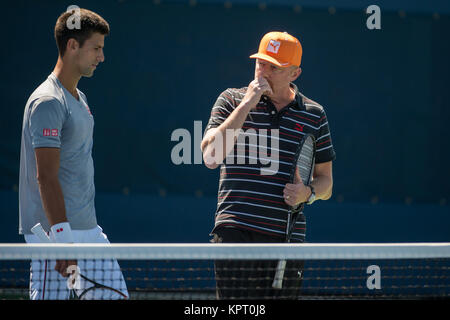 FLUSHING NY- 28 AGOSTO: Boris Becker, Novak Djokovic è avvistata giorno quattro del 2014 US Open al USTA Billie Jean King National Tennis Center il 28 agosto 2014 nel quartiere di lavaggio del Queens borough di New York City. Persone: Boris Becker, Novak Djokovic Foto Stock