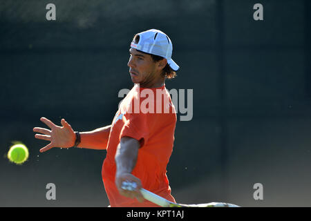 KEY BISCAYNE, FL - MARZO 25: Rafael Nadal di Spagna sulla pratica corte prima che la sua partita contro Fabio Fognini dell Italia durante il Sony Open al Crandon Park Tennis Center il 25 marzo 2014 in Key Biscayne, Florida Persone: Rafael Nadal Foto Stock