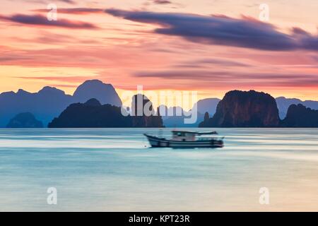 Incredibile tramonto sul mare. Sagome delle isole tropicali tra Phuket e Krabi in Thailandia. Foto Stock