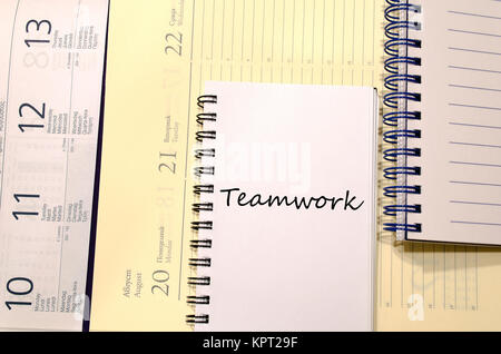Il lavoro di squadra di scrivere su notebook Foto Stock
