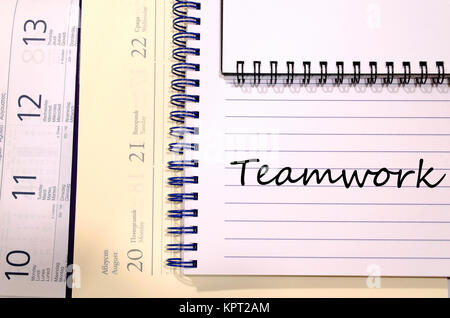 Il lavoro di squadra di scrivere su notebook Foto Stock