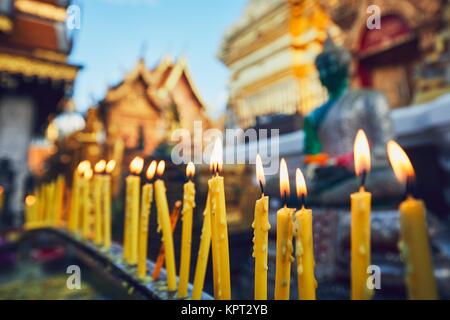 Buddista di Wat Phra That Doi Suthep Temple al tramonto. Turisti landmark preferiti in Chiang Mai, Thailandia. Foto Stock