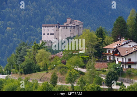 Die Italienische Stadt und Burg Stenico - la città italiana e il Castello di Stenico in nord Italia Foto Stock