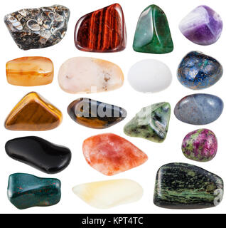 Set di varie lucidato naturale pietre minerali - riolite, anyolite, eliotropio, turritella agata, cordierite, aventurine, ametista, opale, grossular, etc e le gemme isolati su sfondo bianco Foto Stock