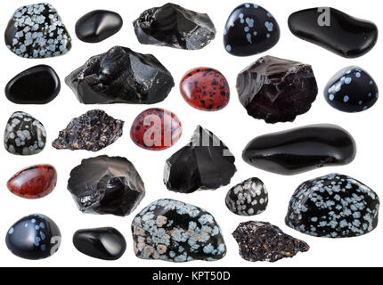 Set di varie naturale ossidiana pietre minerali e gemme isolati su sfondo bianco Foto Stock