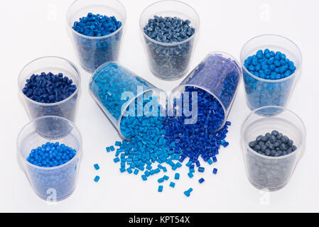 Una varietà di blu termoplastici resine polimeriche Foto Stock