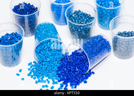 Alcuni blu in plastica colorata di pellet di polimero in laboratorio Foto Stock