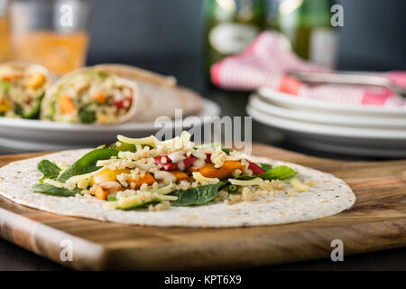 Grigliata di verdure si avvolge con la quinoa, zucca, peperoni e formaggio Foto Stock