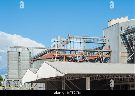 Impianto di stoccaggio cereali e produzione di bio gas,silos e torri di essiccazione Foto Stock