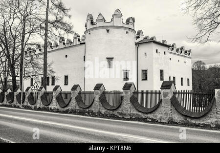 Bel castello Strazky, Repubblica slovacca. Il patrimonio culturale. Tema architettonico. Foto in bianco e nero. Foto Stock