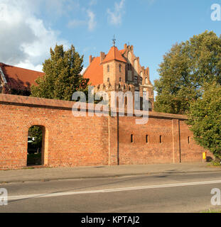 Le mura della città e le rovine del castello medievale nella città polacca di Torun Polonia ex roccaforte dei cavalieri teutonici Foto Stock