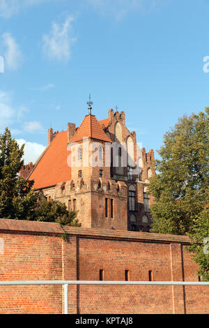 Le mura della città e le rovine del castello medievale nella città polacca di Torun Polonia ex roccaforte dei cavalieri teutonici Foto Stock