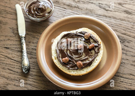 Bun Seasame con crema di cioccolato e noci Foto Stock