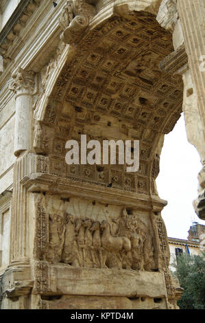 Dettaglio dell'Arco di Costantino, un arco trionfale a Roma situato tra il Colosseo e Palatino. Eretta nel 312 dal Senato romano. Foto Stock