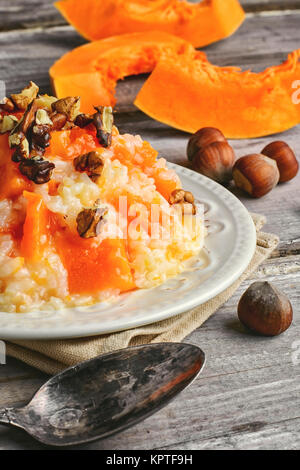 Porridge tradizionale fatta di zucca cotta in stile country Foto Stock