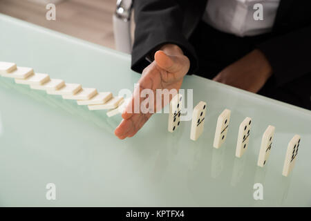 Imprenditrice domino di arresto di caduta Foto Stock