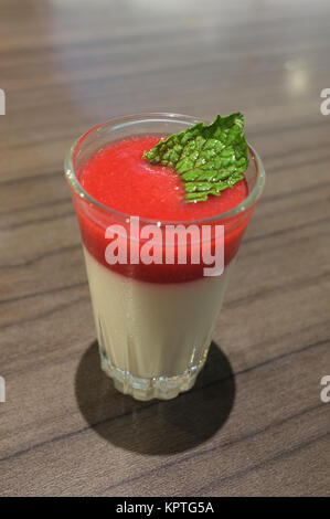 Il dessert panna cotta con salsa di fragole Foto Stock