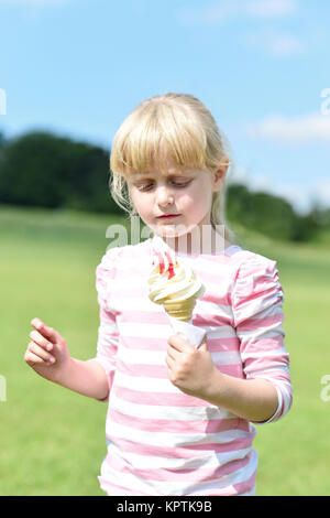 Carino bambina a mangiare il gelato Foto Stock