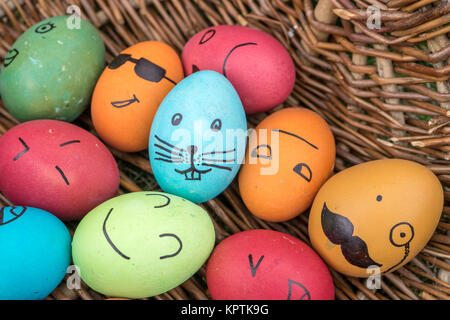 Uova di Pasqua con facce divertenti dipinte Foto Stock