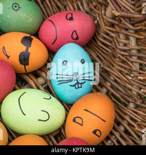 Uova di Pasqua con facce divertenti dipinte Foto Stock