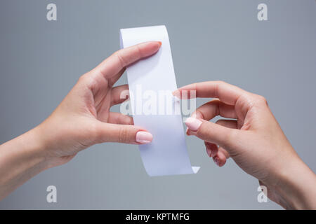 La femmina a mani vuote con carta di transazione o di controllo della carta Foto Stock