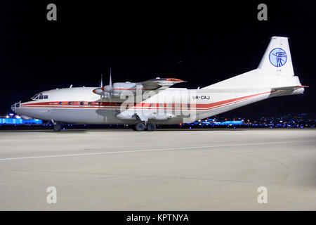 Stoccarda/Germania Ottobre 27, 2017: Ucraina Air Alliance Antonov un-12BK all'Aeroporto di Stoccarda. Foto Stock