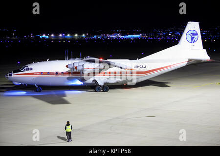 Stoccarda/Germania Ottobre 27, 2017: Ucraina Air Alliance Antonov un-12BK all'Aeroporto di Stoccarda. Foto Stock