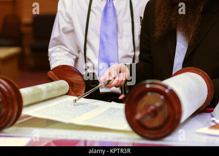 Uomo ebraica vestito in abiti rituali uomo di famiglia mitzvà Gerusalemme Foto Stock