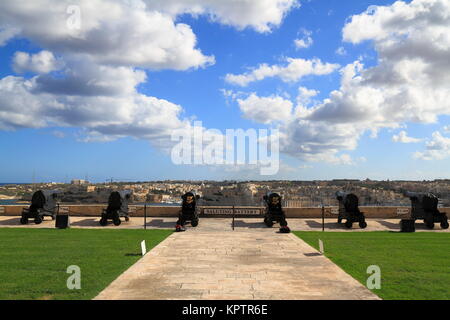 Pistola fuoco di salutando lascaris batteria in Valletta, Malta Foto Stock