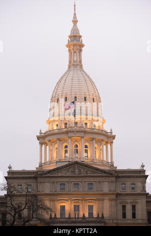 Le luci che si accendono sulla creazione del capitale in Lansing. Foto Stock