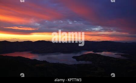 Serata colorata cielo sopra la Penisola di Banks, Nuova Zelanda. Foto Stock