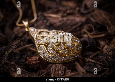 Goldplated pendente con piccole pietre strass Foto Stock