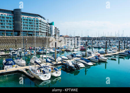 Moderno porto di St. Helier, Jersey, Isole del Canale, Regno Unito Foto Stock