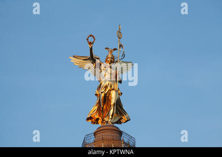 Goldelse, statua di San Victoria sulla colonna della vittoria, Großer Stern, il Tiergarten di Berlino, Germania Foto Stock