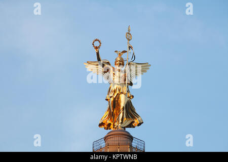 Goldelse, statua di San Victoria sulla colonna della vittoria al grande stella, Tiergarten di Berlino, Germania Foto Stock