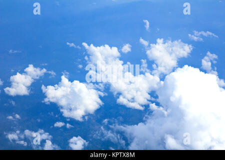 Cielo blu e nuvole guardando dall'aeroplano Foto Stock