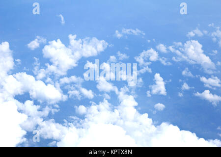 Cielo blu e nuvole guardando dall'aeroplano Foto Stock