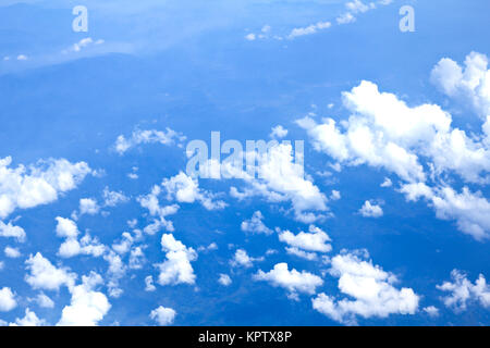 Cielo blu e nuvole guardando dall'aeroplano Foto Stock