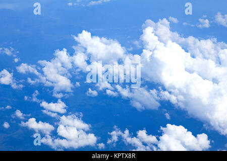 Cielo blu e nuvole guardando dall'aeroplano Foto Stock