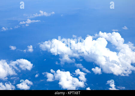 Cielo blu e nuvole guardando dall'aeroplano Foto Stock